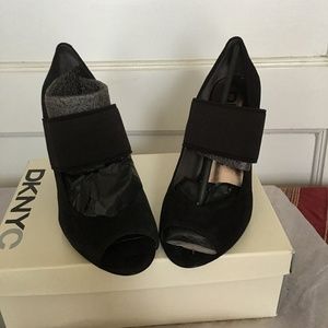 DKNYC WYNONA BLACK SUEDE WEDGES PEEP-TOE 8.5 NIB
